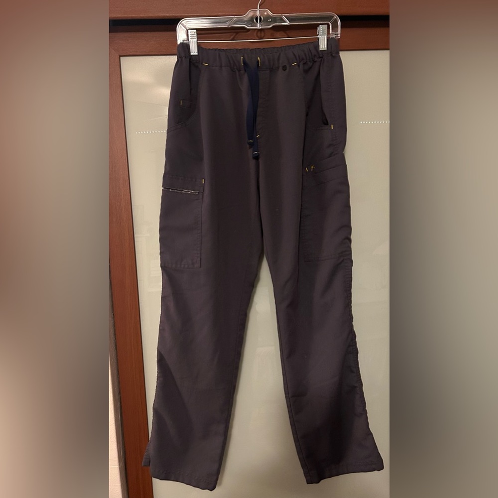 HTF old school L FIGS straight leg cargo pants in Charcoal gray women’s large